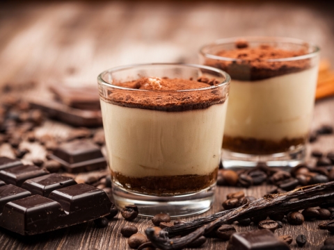 Tiramisu u čaši sa tamnom čokoladom